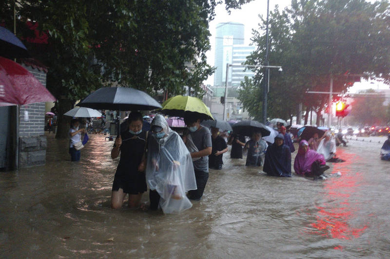 中國河南鄭州自17日起降下豪雨，截至20日為止，在3天內幾乎下了1整年的雨量。（美聯社）