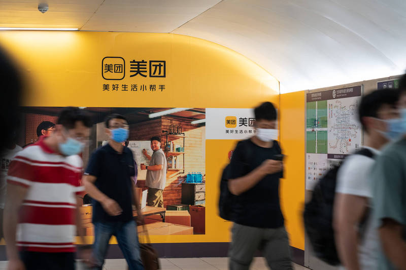 全球投資人正在重新評估，中概股到底面臨多大的監管風險。圖為北京地鐵站內美團廣告。（彭博）