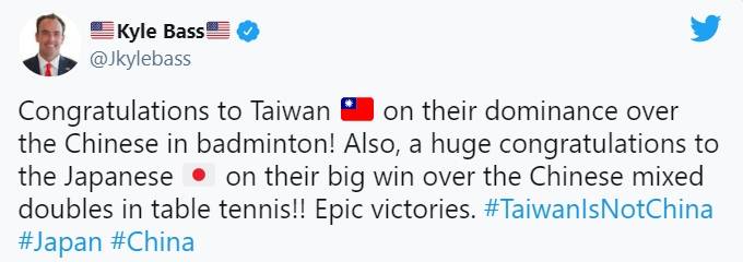 巴斯在推特上祝賀台灣羽球男雙組合李洋、王齊麟力退中國組合奪金。（圖擷自推特）