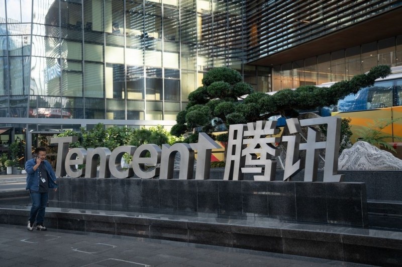 中國官媒「證券時報」5日刊出最新評論，認為中國應該停止向遊戲產業提供稅收優惠，引發了北京當局可能再出手打擊騰訊和其同業的疑慮，週四騰訊相關個股再度下挫。（彭博）