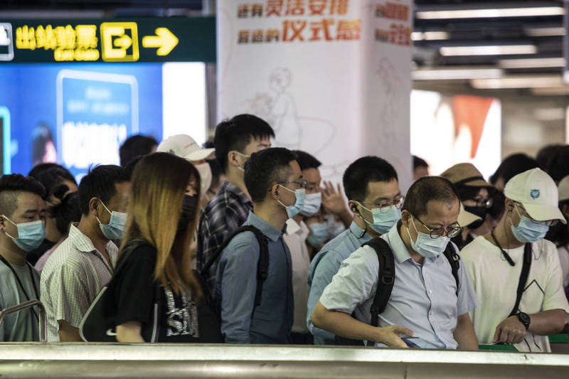 中國疫情升溫,加上通膨隱憂、企業債務違約風險,為經濟埋下重大隱患。(示意圖,彭博)
