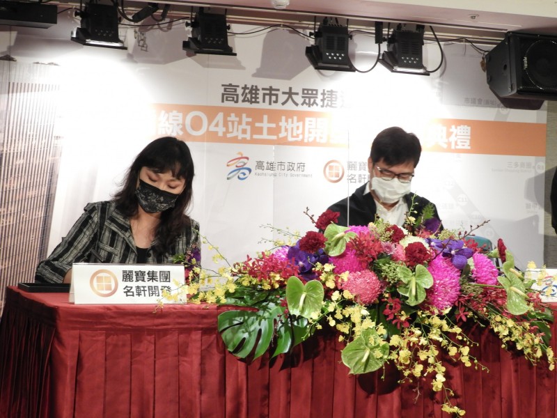 高雄市長陳其邁與名軒開發董事長吳泓瑩（左）簽約。（記者葛祐豪攝）