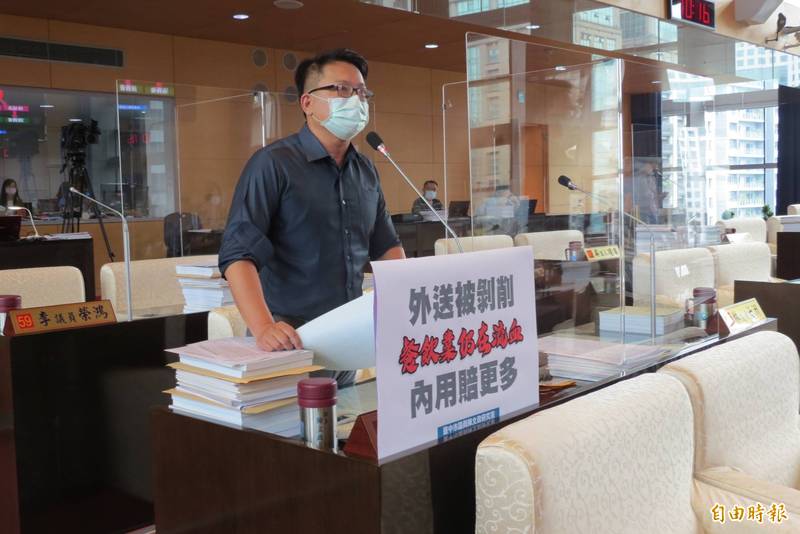 市議員陳文政批外送平台抽成太高，希望市長盧秀燕能協助。（記者蘇金鳳攝）