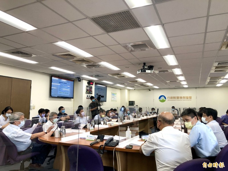 經過3小時的溝通，環評委員終於放行，決議全案通過環評大會審查。（記者羅綺攝）