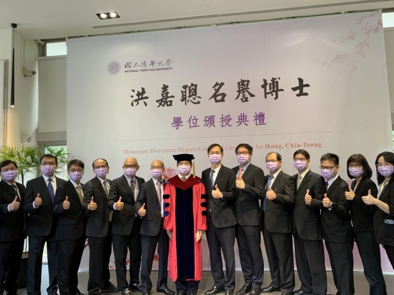 晶圓代工廠聯電 （2303） 董事長洪嘉聰（中）獲清華大學頒授名譽博士學位，經營團隊到場祝賀，洪的右邊為共同總經理簡山傑。（記者洪友芳攝）