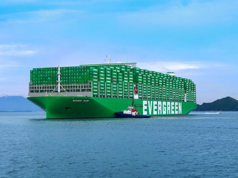 長榮決議再訂造24艘全貨櫃輪,預計今年集團新造櫃及租櫃將達42萬TEU。(長榮提供)