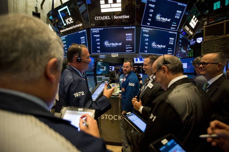 全球經濟活動自疫情低點反彈，醫療保健類股持續吸引資金流入。（示意圖，彭博）