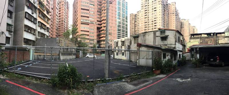 新北市汐止區大同路一塊面積4436平方公尺基地，現況多為2至5層樓建築物，且有占用情形，市府透過都市更新，改善窳陋環境。（都更處提供）