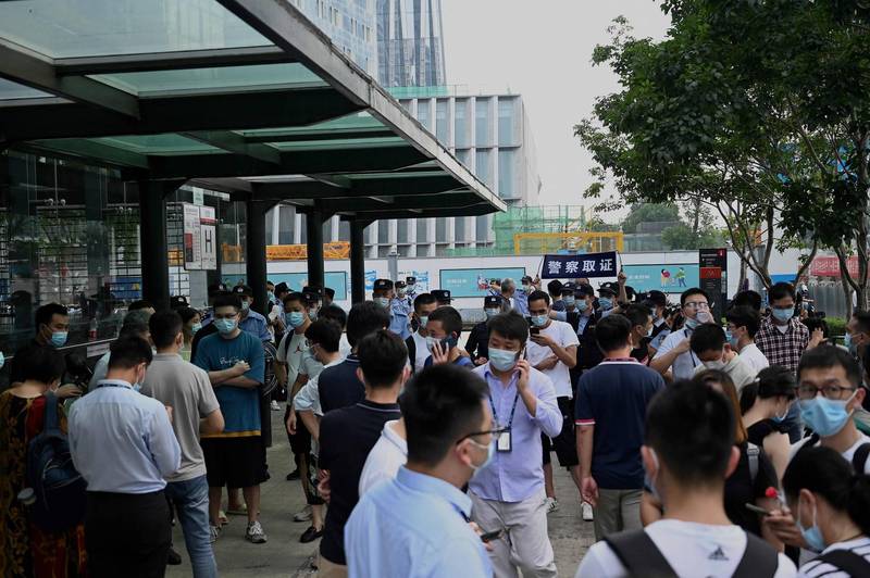 恆大財富傳出暫停兌付部分9月8日到期的產品，抗議群眾聚集在恆大深圳總部。（法新社）