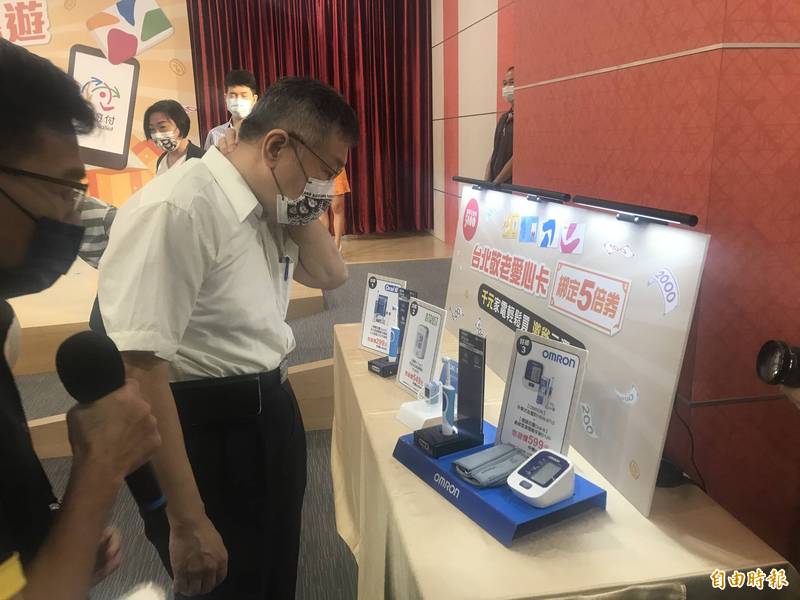 長者綁定北市敬老愛心卡，更可以用市價1折價加價血氧機、血壓機等防疫家電。（記者蔡思培攝）