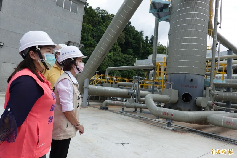 宜蘭縣長林姿妙（右1）今天到清水地熱發電廠視察。（記者江志雄攝）