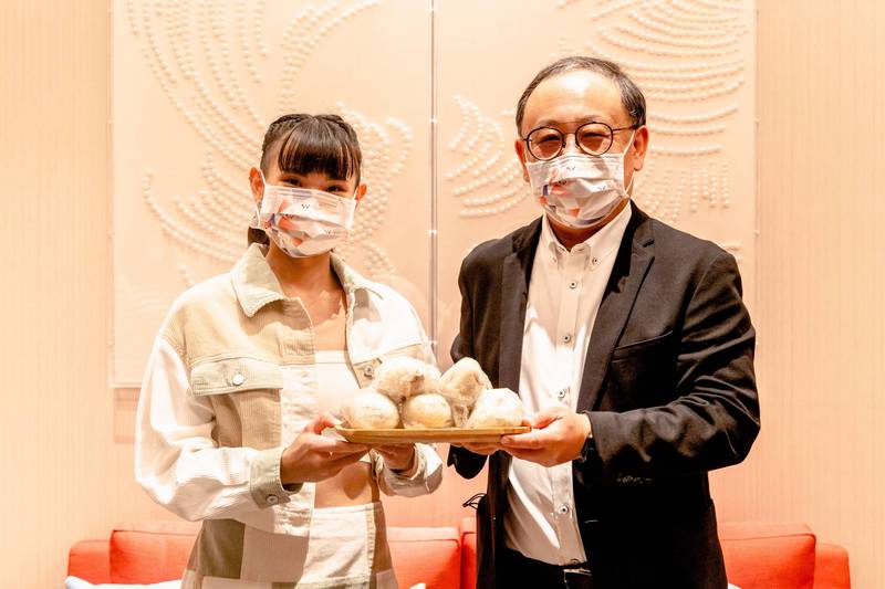 高市副市長史哲探班小戴拍片現場，代表市長陳其邁送柚子。（高市觀光局提供）