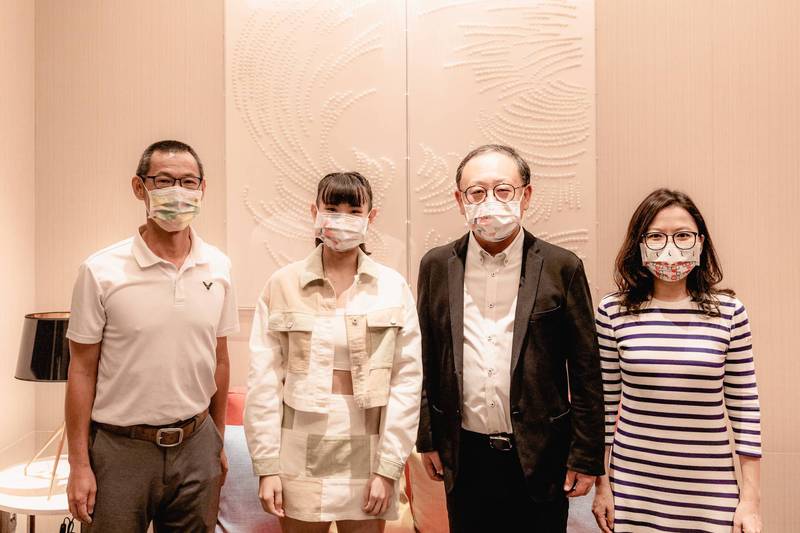 高市副市長史哲（右二）、觀光局長周玲妏（右一），到小戴拍片現場探班致意。（高市觀光局提供）