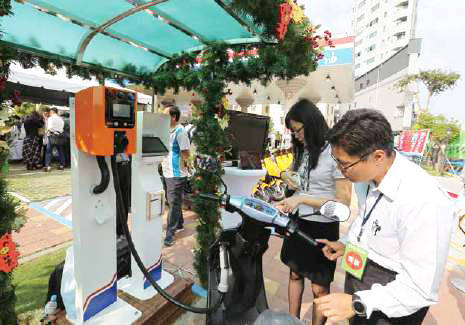 工研院和中油攜手打造首座多元電力供應及儲能系統的智慧加油站「臺南前鋒路示範站」。(中油提供)