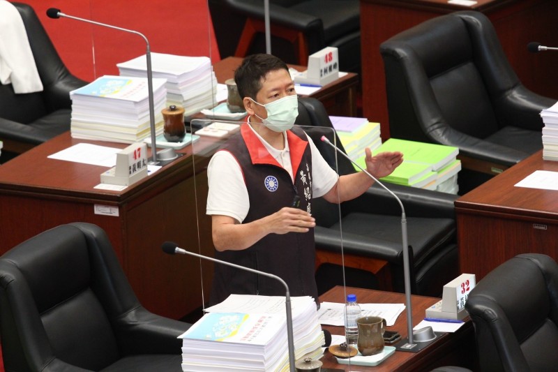高市議員黃紹庭質疑中油高煉廠整治程序，可能影響台積電進駐意願？（記者李惠洲攝）