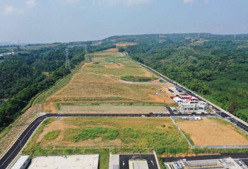 知名鳳梨酥品牌微熱山丘，在南投市旺來園區進行觀光工廠動土，未來將打造成森林觀光工廠。（南投縣政府提供）