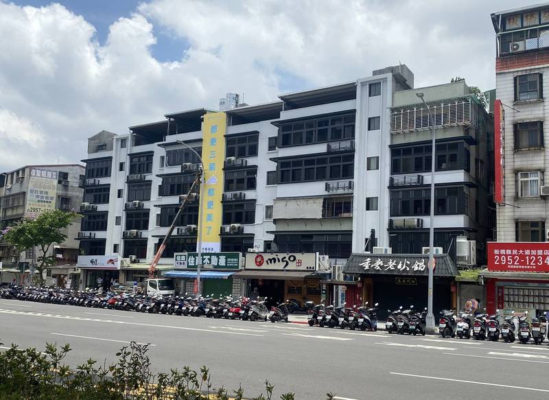 新北市政府以公辦方式推動整建維護立面修繕（俗稱老屋拉皮）示範工程，第一階段示範計畫有4處已完工。（都更處提供）