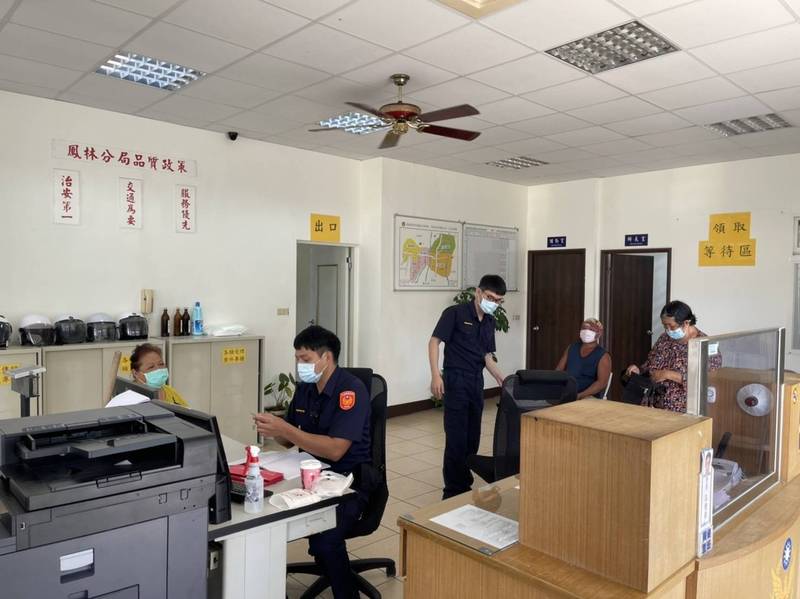 花蓮鳳林警分局為偏鄉民眾代訂領取五倍券後今早發放，首波共計1725份，一早8點不到，就有部落民眾迫不及待至派出所等候。（警方提供）