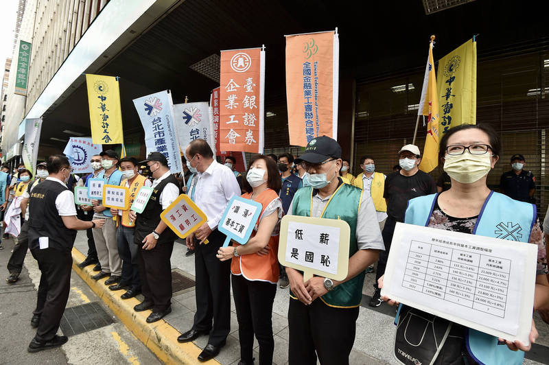 基本工資審議委員會議8日召開，全國產業總工會在會議開始前於勞動部門口舉行記者會，訴求基本工資月薪從2.4萬元調升達2.64萬元；時薪從160元調高到176元，調幅10%。（記者塗建榮攝）