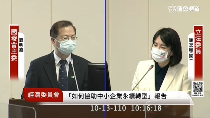 國發會主委龔明鑫（左）表示，當初設定再生能源的「裝置容量」，一定會達標。（翻攝自直播）