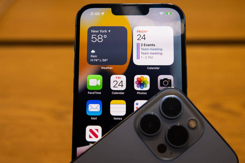蘋果iPhone第2季獲利佔全球智慧型手機比重高達75%。（彭博）