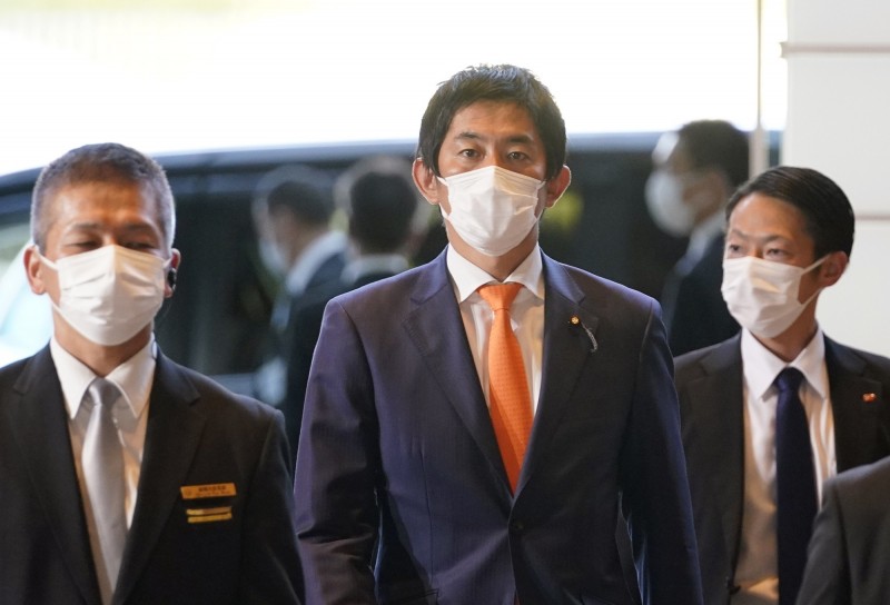 日本經濟安保大臣小林鷹之表示,說服台積電在日本興建晶圓廠是日本復興半導體產業的起步。(歐新社)