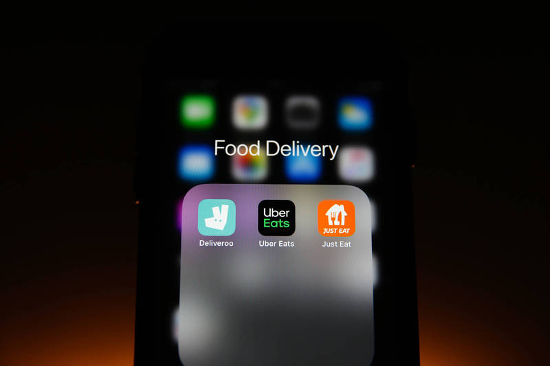 外送APP:Deliveroo、Uber Eats、Just Eat Takeaway。（彭博）