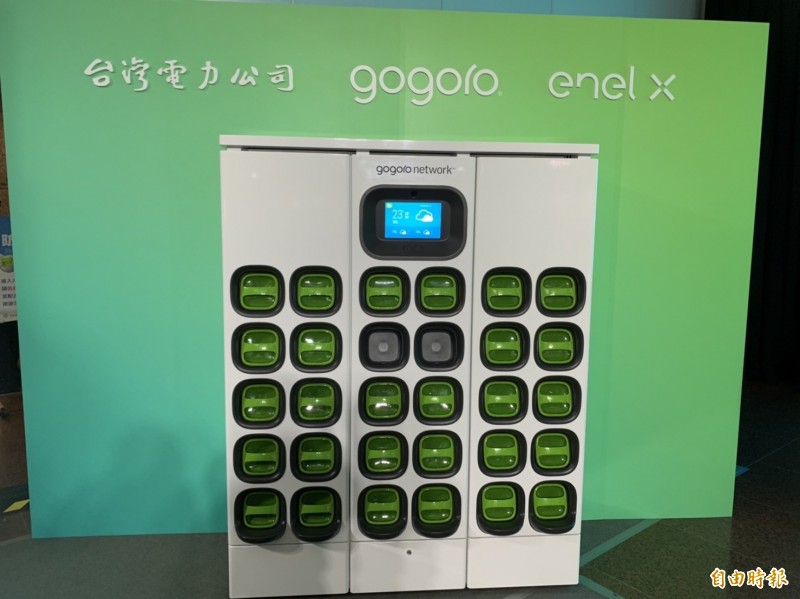 台電今與電動機車龍頭Gogoro舉辦電池交換站V2G技術成果發表會，現場共同見證世界首座具V2G電能回輸電網功能的電動機車電池交換站。（記者林菁樺攝）