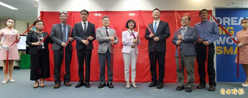 國立高雄大學攜手全球封測龍頭日月光集團，成立「日月光─高雄大學產學合作中心」今揭牌啟用。（記者陳文嬋攝）