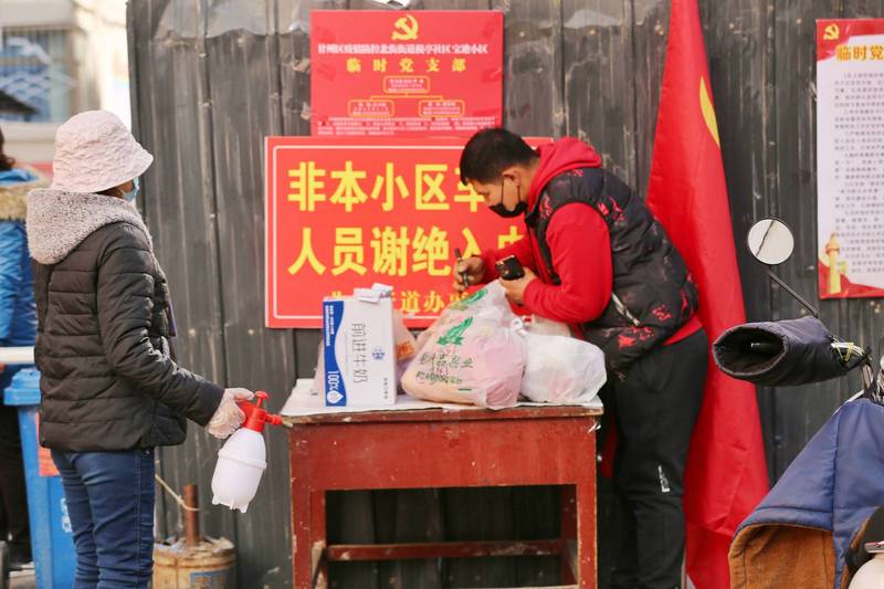 中國商務部鼓勵民眾儲民生物資,引發恐慌。(彭博)