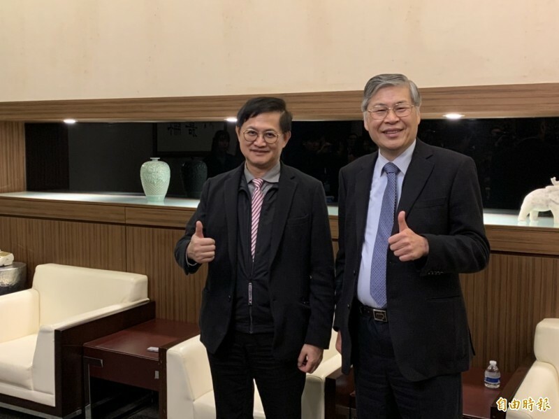 和碩執行長廖賜政（右）指出，元宇宙概念持續發酵，和碩很早就涉足相關產品，「五、六年前就有」。左為何碩董事長童子賢。（資料照）