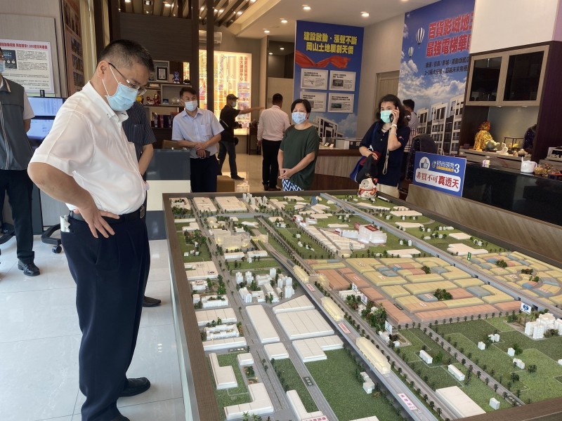 內政部長徐國勇巡視橋科一帶建案。（記者黃旭磊攝）