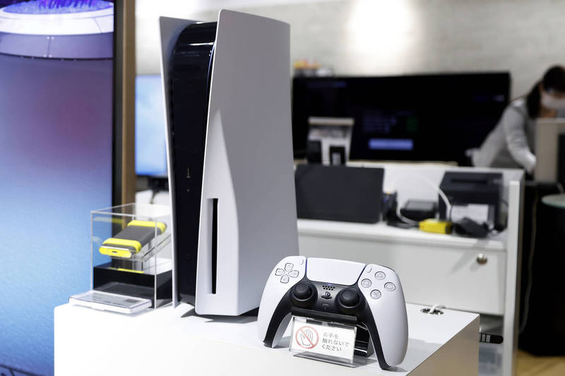 知情人士透露，Sony已下調PS5產量目標，要買到這台遊戲主機恐變得更加困難。（彭博）