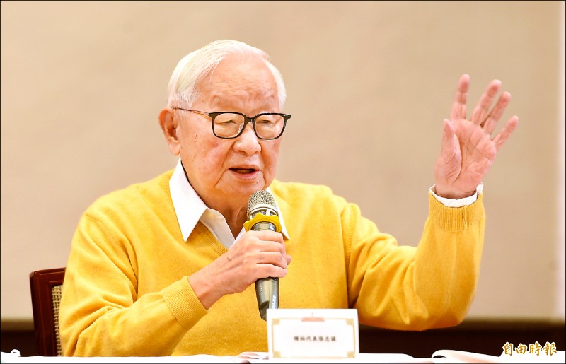 台積電創辦人張忠謀昨在總統府舉行「APEC經濟領袖會議會後記者會」，向國人說明與會成果。張忠謀表示，晶片短缺是使用晶片的一方低估需求。 （記者劉信德攝）