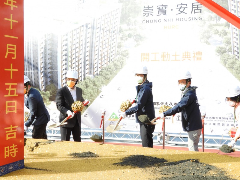 「崇實安居」社會住宅動土，左起為行政院長蘇貞昌、高雄市長陳其邁、副市長林欽榮。（記者葛祐豪攝）