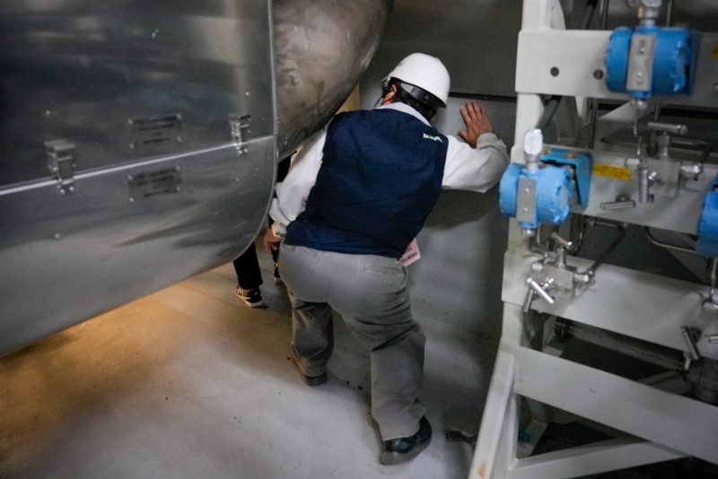 核四廠內部曝光顯示動線設計不良，維修汽機設備需伏低進入。（台電提供）