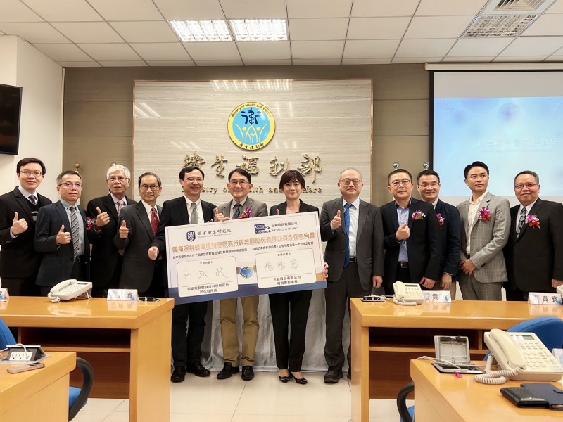 國衛院今起將協助三顧特管辦法細胞治療計畫所得真實世界數據與真實世界證據之療效與安全資料進行統計分析。圖為衛福部次長石崇良（左五）、國衛院群健所所長邱弘毅（左六）、三顧董事長楊智惠（右六）、台大醫院院長吳明賢（右五）（圖：三顧提供）
