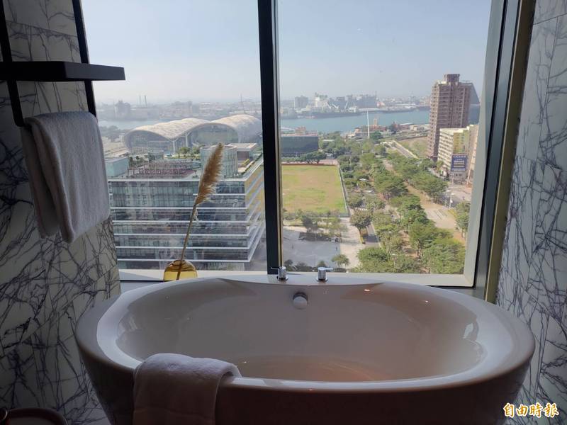 高雄洲際所有房間都有對外窗，圖中浴室可俯瞰高雄市立總圖、高雄展覽館與高雄港。（記者王榮祥攝）