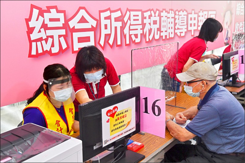 全民減稅！政部昨公告，明年綜所稅免稅額由八．八萬元調高至九．二萬元，標準扣除額由十二萬調高至十二．四萬元，薪資所得扣除額由二十萬調高至二十．七萬元。（中央社資料照）