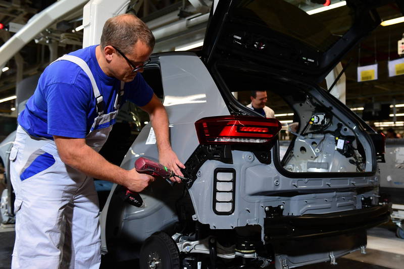 福斯將在歐洲興建電池工廠，圖為福斯電動車工廠。（歐新社資料照）