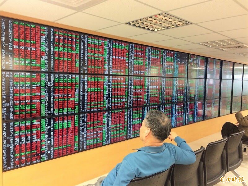 台股今盤中漲逾150點,電子五哥昨日激情不再,今日全面翻黑。(資料照)
