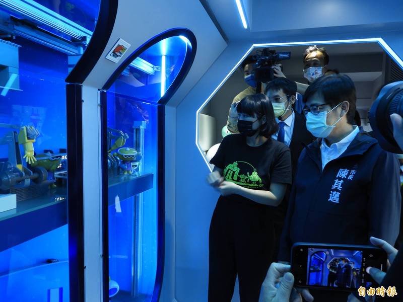 高雄市長陳其邁（右）走進台積電行動徵才車參觀。（記者葛祐豪攝）
