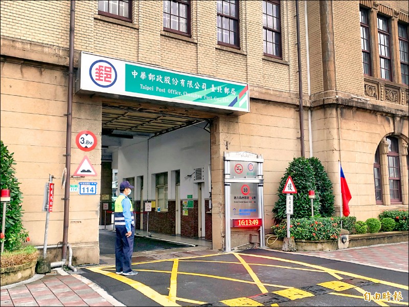 中華郵政狂賣2.5萬張、新契約保費近7.23億元，稱霸小額終老市場。（記者靳昌玲攝）
