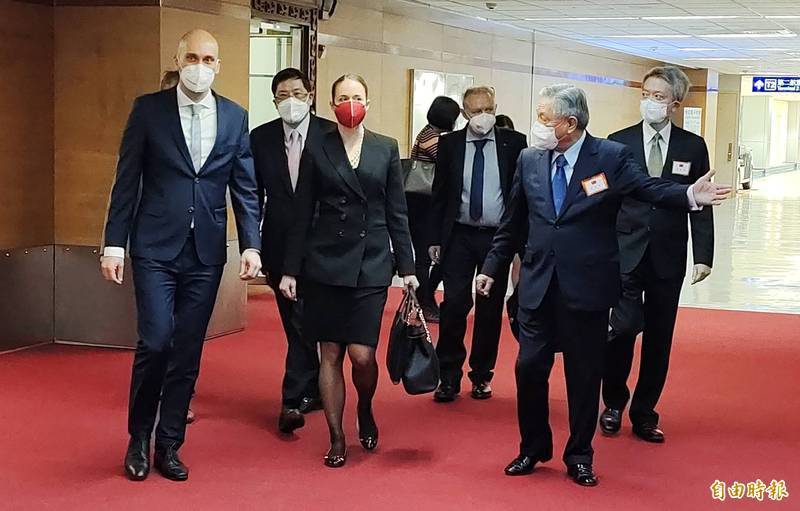 斯洛伐克經濟部政務次長葛力克（左，Karol Galek）率領斯國官、研、產、學界代表的43人訪問團昨（5日）下午搭乘專機抵台。（資料照）