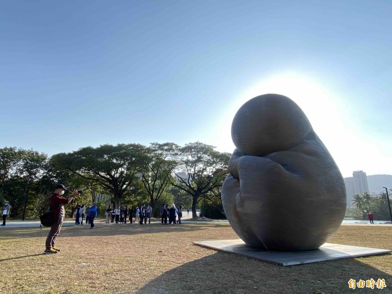 康木祥使用101大樓廢棄電梯鋼纜創作。（記者黃旭磊攝）