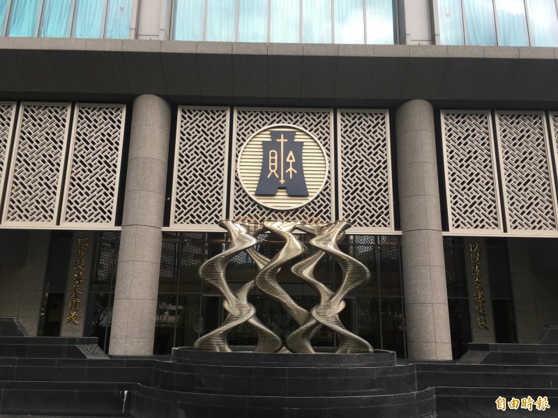 雙北1212大停電,不少店家受影響。財政部長蘇建榮表示,受影響的店家多數為小規模營業人,將研議適度調整營業稅額。(記者鄭琪芳攝)