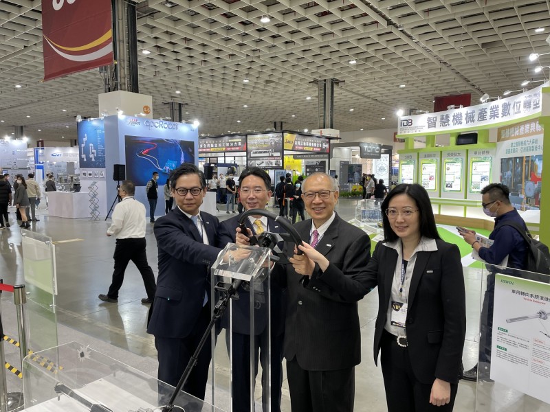 上銀集團今天參與ntelligent Asia亞洲工業4.0暨智慧製造系列展,左起為大銀執行副總游凱勝、上銀董事長卓文恒、上銀總裁卓永財、大銀董事長卓秀瑜。(記者林菁樺攝)