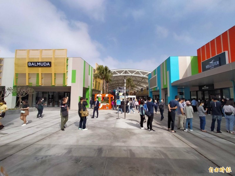 三井OUTLET PARK台中港二期開幕營運新增多達51家櫃位。（記者張軒哲攝）