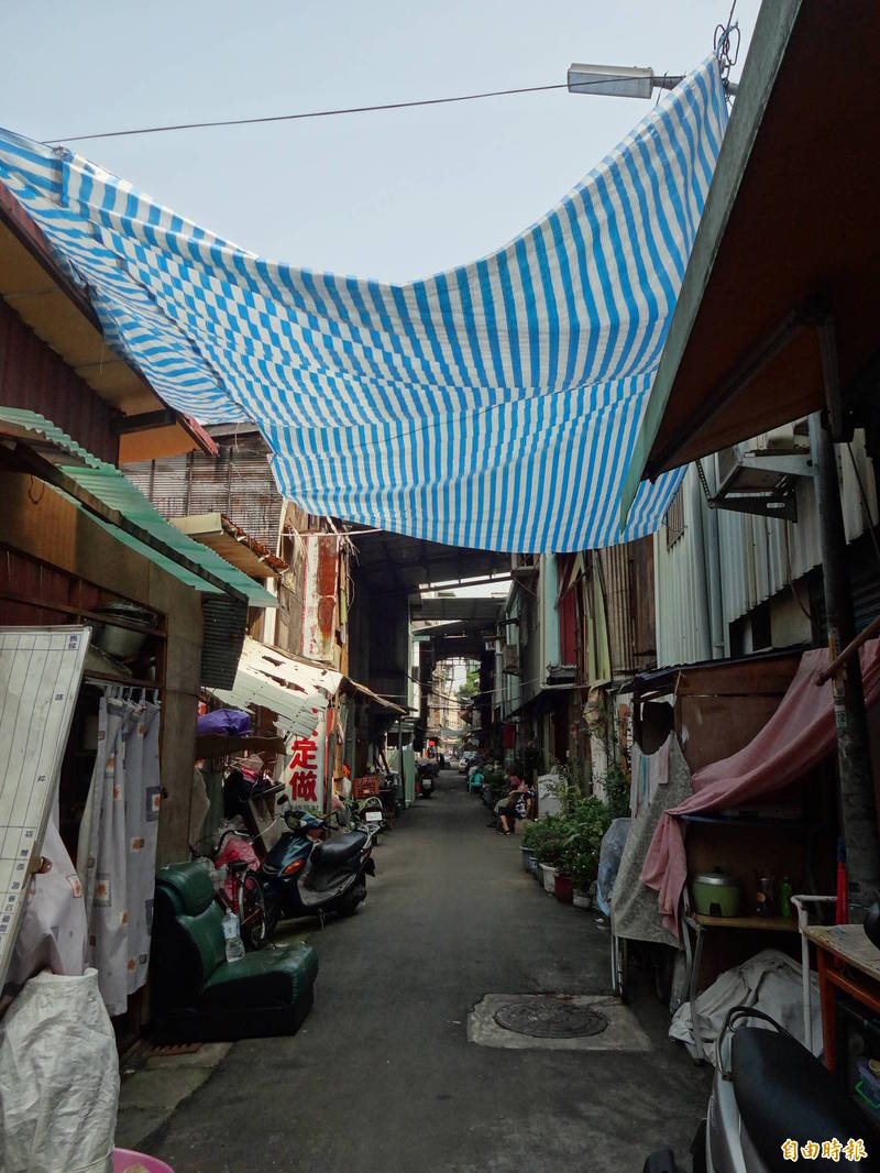 新北市永和大陳社區房屋老舊、巷弄狹窄，有公共安全疑慮，需要透過都更改善環境。（記者賴筱桐攝）