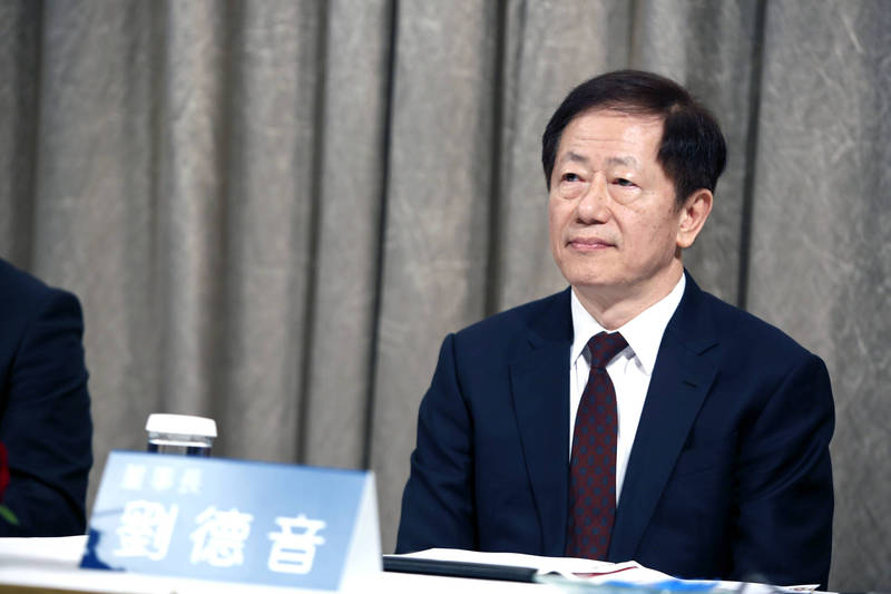 台積電董事長劉德音接受時代雜誌訪問表示，被送往工廠的晶片比用在產品上還多，代表供應鏈一定有人在囤晶片。（彭博）